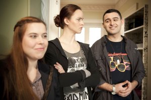 Lindenstra&szlig;e: Orkan (Hüseyin Ekici) hat alles unternommen, um von Sarah (Julia Stark, li) und Jack (Cosima Viola) als Mitbewohner akzeptiert zu werden.
