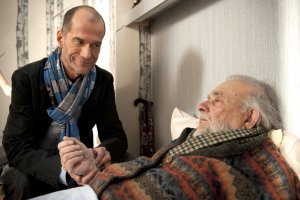 Lindenstra&szlig;e: Carsten (Georg Uecker, li) hat die medizinische Betreuung des Roma-Großvaters (Walter Steinberger) übernommen.