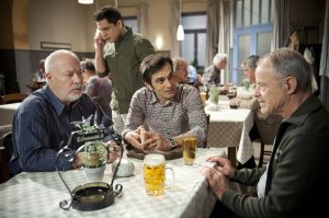 Lindenstra&szlig;e: Hajo (Knut Hinz, re) ist nach langer Zeit in die Lindenstraße zurückgekehrt. Erich (Bill Mockridge, li) und Vasily (Hermes Hodolides, 2.v.r.) wollen wissen, wie es ihm geht (M: Toni Snetberger).