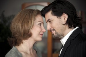 Lindenstra&szlig;e: Wo die Liebe hinfällt: Maria (Tanja Frehse) und Florin (Serkan Temel) sind ein Paar.