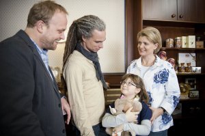 Lindenstra&szlig;e: Antonia (Katharina W, 2.v.r.) besucht Klaus (Moritz A. Sachs, li) und Momo (2.v.l.) – auch Gabi (Andrea Spatzek) freut sich über den Gast aus Australien.