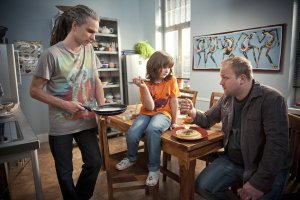 Lindenstra&szlig;e: Antonia (Katharina W) erklärt Momo (Moritz Zielke, li) und Klaus (Moritz A. Sachs), dass sie nicht zurück nach Australien will.