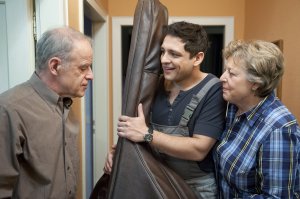 Lindenstra&szlig;e: Helga (Marie-Luise Marjan) nimmt Scholz (Knut Hinz, l) bei sich auf. Enzo (Toni Snetberger) hilft beim Umzug.