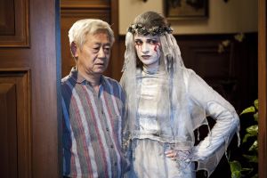 Lindenstra&szlig;e: Angelina (Daniela Bette, re) ist von der Halloween-Party in die Villa Dressler geeilt. Wie Gung (Amorn Surangkanjanajai) macht sie sich große Sorgen um Dresslers Gesundheitszustand.