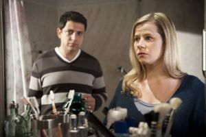 Lindenstra&szlig;e: Nina (Jacqueline Svilarov) hat auch heute Abend Dienst. So muss Enzo (Toni Snetberger) alleine zur Party gehen.
