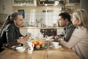 Lindenstra&szlig;e: Momo (Moritz Zielke, l) will Nina (Jacqueline Svilarov) und Enzo (Toni Snetberger) helfen, ihre Beziehungskrise zu überwinden.