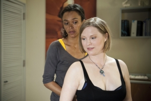 Lindenstra&szlig;e: Tanja (Sybille Waury, re) lässt sich auffallend gerne von Dr. Brooks (Sarah Masuch) behandeln.