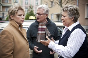 Lindenstraße: Helga (Marie-Luise Marjan, re) passt Gabi (Andrea Spatzek) und Andy (Jo Bolling) ab und berichtet, wer der wirkliche Täter ist.