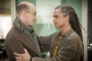 Lindenstra&szlig;e: Momo (Moritz Zielke, r) freut sich riesig, seinen Bruder Philipp (Philipp Neubauer) wiederzusehen.