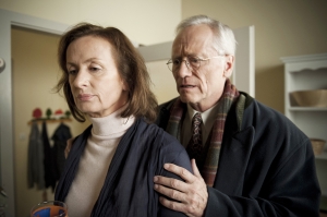 Lindenstra&szlig;e: Für Anna (Irene Fischer) und Hans (Joachim H. Luger) gibt es derzeit nur ein Thema: Sollen sie ihr Kind behalten?