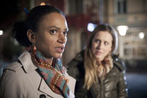 Lindenstra&szlig;e: Josi (Clara Dolny, r.) ist bestürzt über die Neuigkeiten, die Iris (Sarah Masuch) soeben erfahren hat.