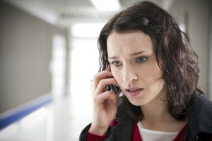 Lindenstra&szlig;e: Schwieriges Telefonat: Angelina (Daniela Bette) überbringt ihrem Bruder Enzo eine beunruhigende Nachricht.