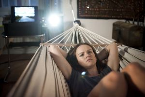 Lindenstra&szlig;e: Jack (Cosima Viola) schaut sich Fotos aus Sambia an. Dorthin will sie mit Ben und Emma verreisen.