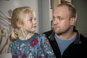 Lindenstra&szlig;e: Klaus (Moritz A. Sachs) hat große Sorge, dass seine Tochter Mila (Trixi J.) von Mitgliedern der „Society“-Sekte entführt werden könnte.
