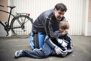 Lindenstra&szlig;e: Schrecksekunde für Murat (Erkan Gündüz, li): Sohn Paul (Ole Dahl) hat sich beim Fußballspielen im Hinterhof verletzt.