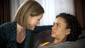 Lindenstra&szlig;e: Nach dem gemeinsamen Abendessen geht Tanja (Sybille Waury, li) bei Iris (Sarah Masuch) in die Offensive.