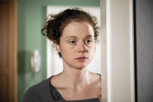 Lindenstra&szlig;e: Ein Leben im Verborgenen: Nastya (Anja Antonowicz) versteckt sich vor der „Society“-Sekte.