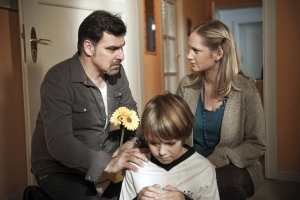 Lindenstra&szlig;e: Paul (Ole Dahl, M) hat noch immer Schmerzen und kann nicht Fußball spielen. Lisa (Sontje Peplow) und Murat (Erkan Gündüz) beraten, wie ihr Sohn wieder rasch fit gemacht werden kann.
