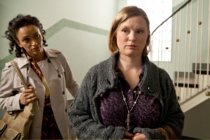 Lindenstra&szlig;e: Iris (Sarah Masuch, l) versucht, bei Tanja (Sybille Waury) Verständnis für ihr Verhalten von letzter Woche zu wecken – allerdings vergeblich.