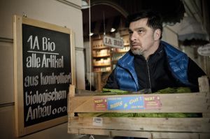 Lindenstraße: Murat (Erkan Gündüz) hat ein schlechtes Gewissen: Gleich kistenweise schleppt er falsches Bio-Gemüse in seinen Laden, um es dort später als hochwertiges Bio-Produkt zu verkaufen.