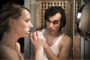 Lindenstra&szlig;e: Probleme wälzen beim Zähneputzen: Sandra (Julia Beerhold) und Vasily (Hermes Hodlides) machen sich Sorgen um Chantals Lebenswandel.