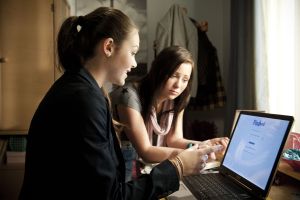 Lindenstra&szlig;e: Copy and paste: Chantal (Lilian Büchner, li) hilft Lea (Anna Sophia Claus) bei der Klassenarbeit.