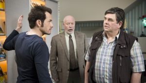 Lindenstra&szlig;e: Erich (Bill Mockridge, Mi) muss mit ansehen, wie Alex (Joris Gratwohl, li) handgreiflich gegenüber einem Kunden (Johannes Rotter) wird.