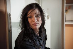 Lindenstra&szlig;e: Nach durchzechter Nacht schleicht Lea (Anna Sophia Claus) in die Beimer-Wohnung.