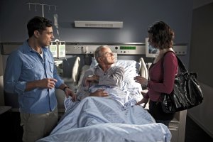Lindenstra&szlig;e: Die Freude bei Angelina (Daniela Bette) und Enzo (Toni Snetberger, li) währt nur kurz: Hajo (Knut Hinz) ist aus dem Koma aufgewacht und legt ein äußerst aggressives Verhalten an den Tag.
