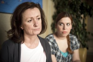 Lindenstra&szlig;e: Anna (Irene Fischer, li) und Sarah (Julia Stark) machen sich große Sorgen um „Mürfel“.