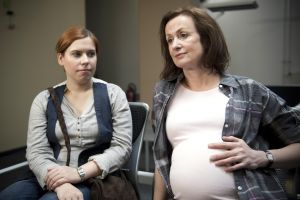 Lindenstra&szlig;e: Sarah (Julia Stark, li) begleitet ihre Mutter (Irene Fischer) zum Jugendamt. Anna will sich über die Modalitäten einer Adoption informieren…