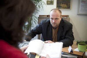 Lindenstra&szlig;e: Unangenehme Überraschung für Klaus (Moritz A. Sachs): Im Jobcenter erfährt er, dass er wegen Betrugs angezeigt werden soll