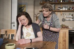 Lindenstra&szlig;e: Anna (Irene Fischer, li) sucht Rat bei Gabi (Andrea Spatzek). Wie soll sie sich Hans gegenüber verhalten?