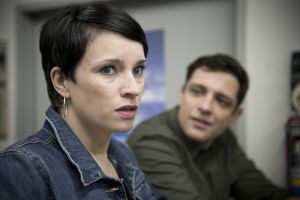 Lindenstra&szlig;e: Angelina (Daniela Bette) berichtet ihrem Bruder Enzo (Toni Snetberger) über das komplizierte Zusammenleben mit Philipp.
