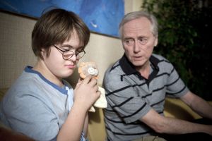 Lindenstra&szlig;e: Martin (Jan Grünig, li) ist traurig darüber, dass Hans (Joachim H. Luger) nun wohl ohne Anna leben muss.