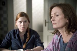 Lindenstra&szlig;e: Anna (Irene Fischer, re) hat die gemeinsame Wohnung mit Hans verlassen und wohnt nun bei ihrer Tochter Sarah (Julia Stark).