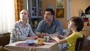 Lindenstra&szlig;e: Lisa (Sontje Peplow), Murat (Erkan Gündüz, M) und Paul (Ole Dahl) trauen ihren Ohren nicht: Von der Wohnung darüber schallt permanent Lärm nach unten.