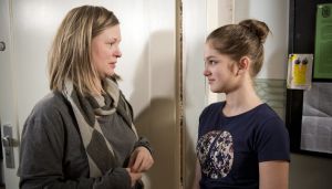 Lindenstra&szlig;e: Tanja (Sybille Waury, li) reagiert verschnupft auf Laras (Greta Short) Bemerkung zum Thema Liebeskummer.
