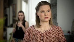 Lindenstra&szlig;e: „Tanja 1“ (Sybille Waury, re) hat Probleme mit „Tanja 2“ (Emily Behr). Die junge Frau ist extrem besitzergreifend.
