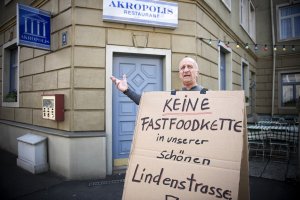 Lindenstra&szlig;e: Adi (Philipp Sonntag) protestiert vor dem „Akropolis“ gegen den Verkauf des griechischen Restaurants.