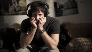 Lindenstra&szlig;e: Ben (Valentin Schreyer) versucht sich abzulenken. Der Zustand von Jack belastet ihn sehr.