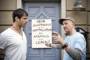 Lindenstra&szlig;e: Adi (Philipp Sonntag, re) und Ben (Valentin Schreyer) organisieren den Protest gegen den „Akropolis“-Verkauf.