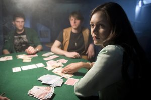 Lindenstraße: Chantal (Lilian Büchner) zockt die ganze Nacht in einer illegalen Pokerrunde.