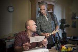 Lindenstra&szlig;e: Klaus (Moritz A. Sachs, l) fährt der Schreck in die Glieder: Per Post kam ein Strafbefehl (r: Moritz Zielke).