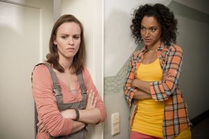 Lindenstra&szlig;e: Jack (Cosima Viola, l) weiß sich keinen Rat mehr und bittet Dr. Brooks (Sarah Masuch) um Hilfe.