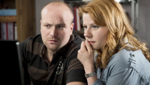Lindenstra&szlig;e: Nina (Jacqueline Svilarov) bietet Klaus (Moritz A. Sachs) an, ihm bei seinem Internet-Problem zu helfen.