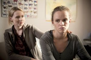 Lindenstra&szlig;e: Jack (Cosima Viola, r) verzweifelt am Zustand des „Bikers“ und fragt Sandra (Julia Beerhold) um Rat.