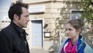 Lindenstra&szlig;e: Lara (Greta Short) bittet Alex (Joris Gratwohl) um Hilfe. Sie hat Probleme mit illegalen Musik-Downloads…