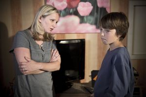 Lindenstra&szlig;e: Lisa (Sontje Peplow) ist sauer: Statt zu lernen, beschäftigt sich Paul (Ole Dahl) lieber mit der Spielkonsole.