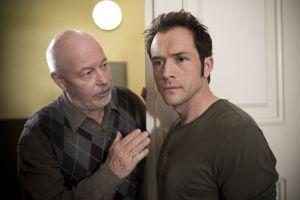 Lindenstra&szlig;e: Schiller (Bill Mockridge, li) vertraut sich Alex (Joris Gratwohl) an: Bei ihm wurde eine Krebserkankung diagnostiziert.